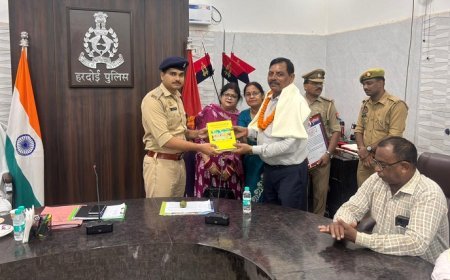 Hardoi News Today: सेवानिवृत्त पुलिसकर्मियों को हरपालपुर क्षेत्राधिकारी ने किया सम्मानित, शॉल व गीता भेंट कर दी विदाई