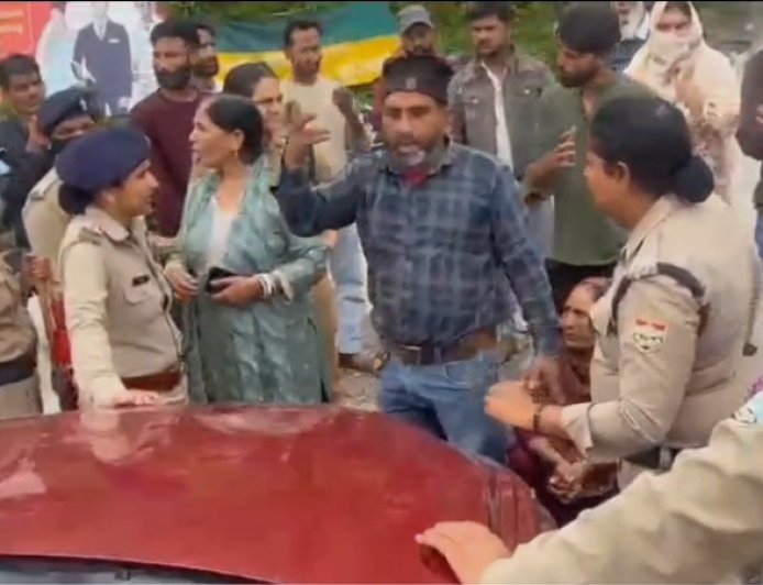 मसूरी में 200 साल पुरानी कब्रगाह और अंतिम नमाज स्थल को प्रशासन ने किया ध्वस्त, मुस्लिम समुदाय में भारी आक्रोश कुछ देर के लिए राष्ट्रीय राजमार्ग किया जाम