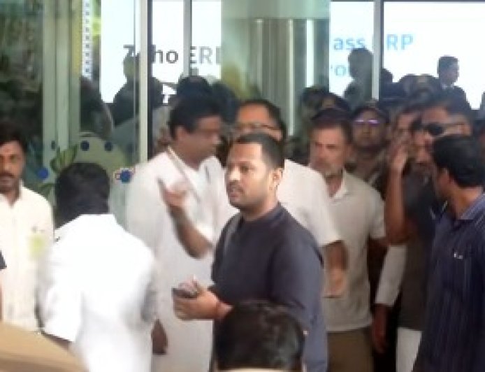 Rahul Gandhi Tamil Nadu Visit: चेन्नई पहुंचे राहुल गांधी का हवाई अड्डे पर जोरदार स्वागत, सीएम विजय से मुलाकात की संभावना 