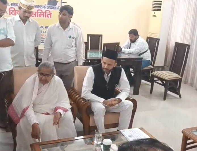 Sambhal: सम्भल में बिजली संकट पर सियासत तेज, सांसद ने उठाए सवाल, मंत्री ने अफसरों को लगाई फटकार