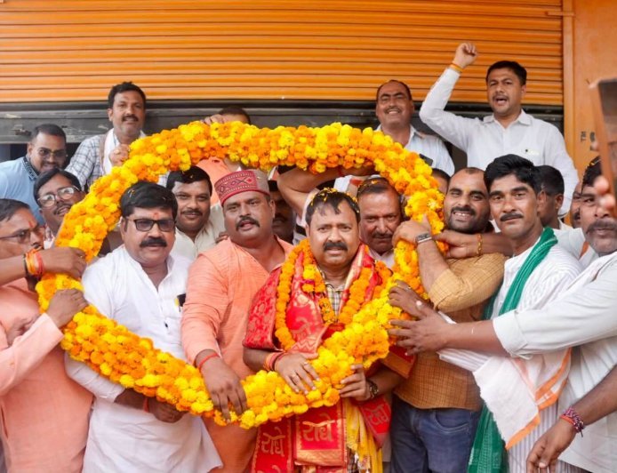 Hardoi: प्रदेश अध्यक्ष बनने के बाद पहली बार क्षेत्र पहुंचे सांसद अशोक रावत, कार्यकर्ताओं ने फूलों की बारिश से किया ऐतिहासिक स्वागत