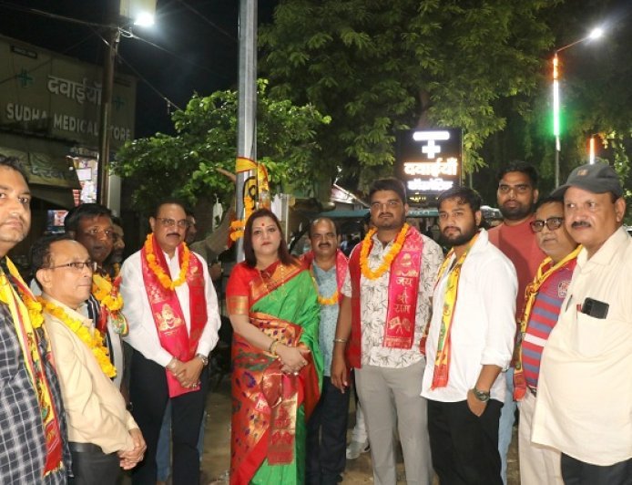 Hathras: सावन में श्रद्धालुओं को मिली बड़ी सौगात, अलीगढ़ रोड पर जलीं आधुनिक एलईडी स्ट्रीट लाइटें
