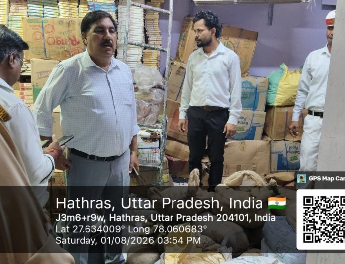Hathras: हनुमान गली में प्रशासन की बड़ी कार्रवाई, भारी मात्रा में पांच और दस रुपये के सिक्के बरामद