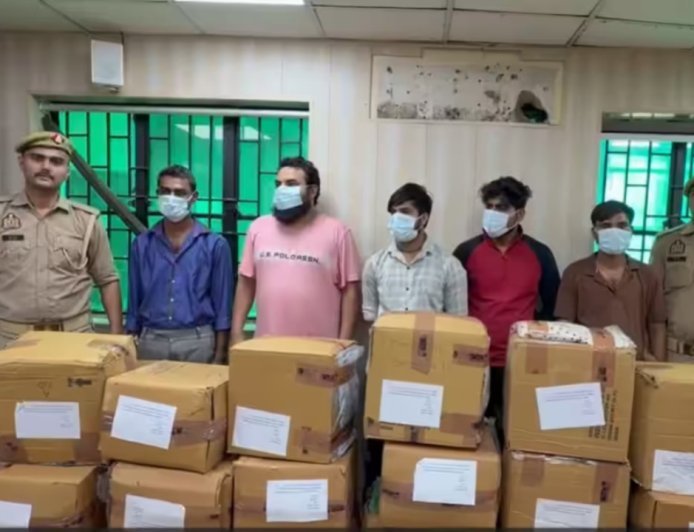 Noida Delivery Boy Fraud: ऑनलाइन पार्सल में हेरफेर करने वाले डिलीवरी बॉय गिरफ्तार, 75 लाख का सामान बरामद
