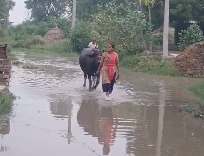 Sambhal: सम्भल में गंगा का कहर! बझांगी गांव में घुसा बाढ़ का पानी, प्रशासन के दावे बहे पानी में