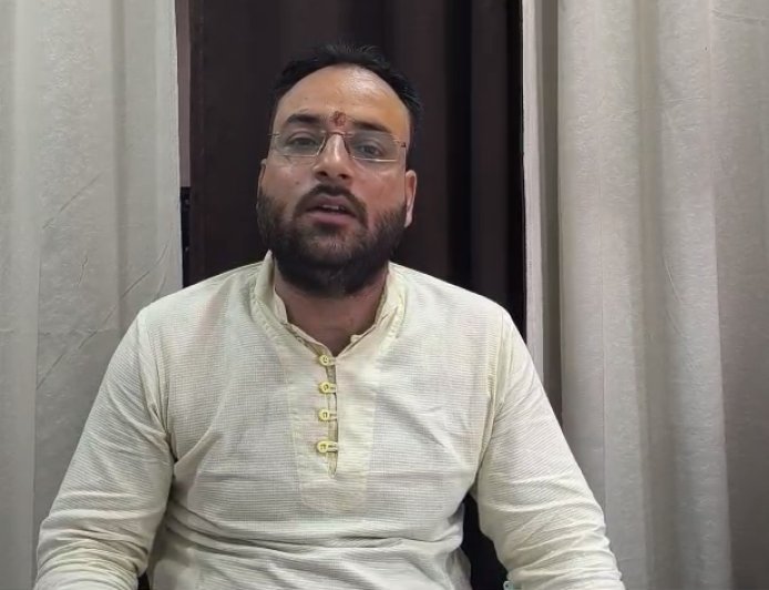 Sambhal: भगवा पर सियासत तेज: विहिप नेता का सांसद बर्क पर पलटवार, कहा– हरा झंडा लेकर पाकिस्तान चले जाएं