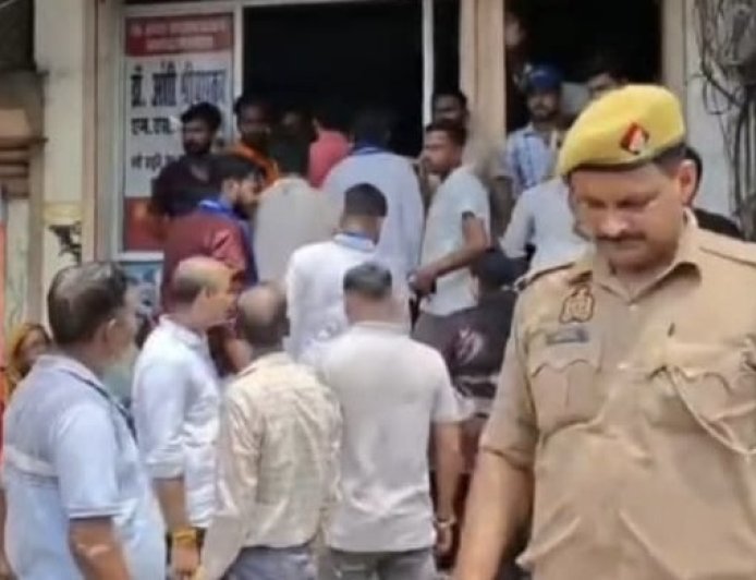 Saharanpur: डिलीवरी के दौरान महिला की मौत! निजी अस्पताल पर लापरवाही का आरोप, परिजनों का हंगामा!!