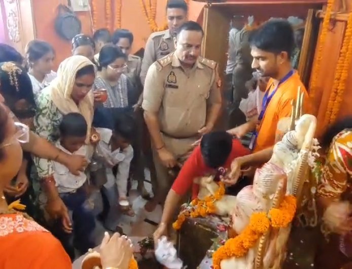 Sambhal: हर-हर महादेव से गूंजा सम्भल, सावन के पहले सोमवार पातालेश्वर महादेव में उमड़ा आस्था का सैलाब