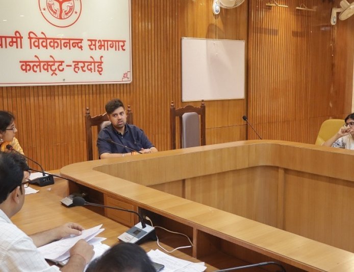 Hardoi: डीएम अनुनय झा ने चकबंदी कार्यों की समीक्षा की, 5 वर्ष पुराने लंबित वाद जल्द निपटाने के निर्देश