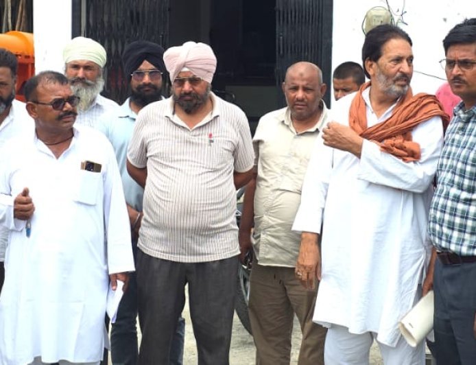 बाजपुर किसान सेवा सहकारी समिति में वित्तीय अनियमितता पर हंगामा: पूर्व प्रभारी सचिव पर लगा गंभीर आरोप, धरने पर पहुंची पुलिस