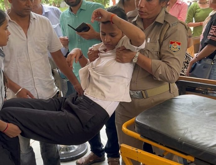 बाजपुर डिग्री कॉलेज में नए विषयों की मांग को लेकर भारी हंगामा: अनशन पर बैठी छात्रा की तबीयत बिगड़ी, तीन छात्र अभी भी डटे
