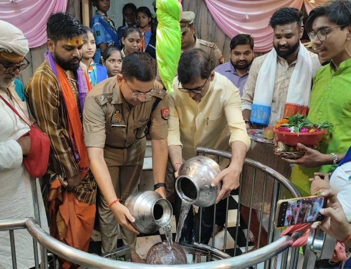 सावन के पहले सोमवार पर पीलीभीत में उमड़ा शिवभक्तों का जनसैलाब: डीएम-एसपी ने किया जलाभिषेक, सुरक्षा व्यवस्था का लिया जायजा