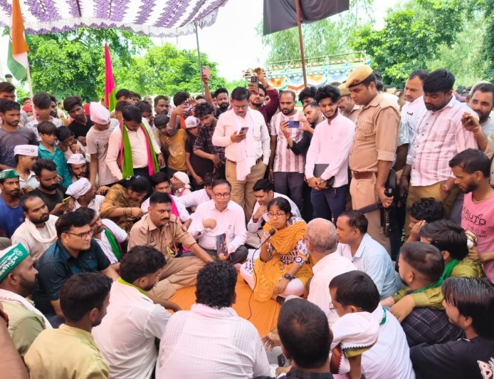 अतरौली में अंडा फैक्ट्री के खिलाफ जनआंदोलन तेज: चौथे संगठन के समर्थन से बढ़ा प्रशासनिक दबाव, नहीं माने प्रदर्शनकारी