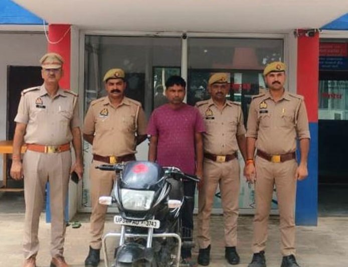 बिसवां पुलिस की बड़ी सफलता: चोरी की मोटरसाइकिल के साथ आरोपी गिरफ्तार, भेजा गया जेल