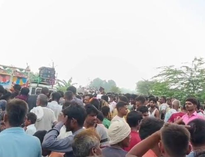 सीतापुर में कांवड़ यात्रा के दौरान बड़ा हादसा: हाईटेंशन लाइन की चपेट में आया वाहन, दो श्रद्धालुओं की मौत और चार घायल