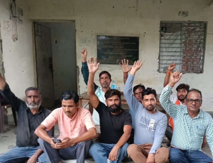 सासनी में बिजली संविदा कर्मियों का धरना पांचवें दिन भी जारी, मांगों को लेकर की उग्र नारेबाजी