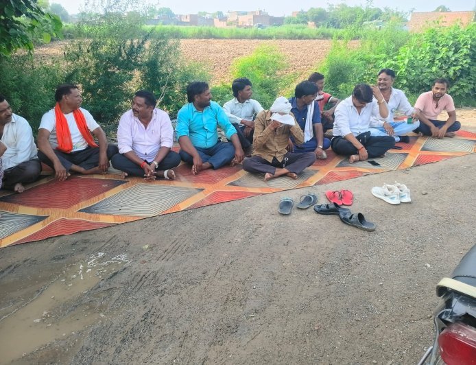 हाथरस में सड़क और बिजली समस्याओं को लेकर भाकियू टिकैत का अनिश्चितकालीन धरना, किसानों ने दी चेतावनी