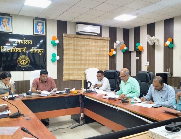 सीतापुर में 'हर घर तिरंगा' और विभाजन विभीषिका स्मृति दिवस की तैयारियां तेज, प्रशासनिक समीक्षा बैठक में दिए गए निर्देश