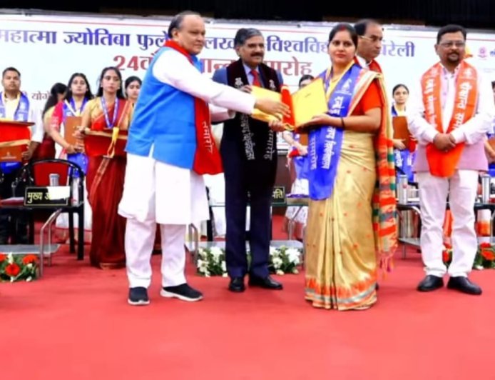 पारिवारिक जिम्मेदारियां निभाते हुए सृष्टि सिंह बनीं रोहिलखंड विश्वविद्यालय की गोल्ड मेडलिस्ट, शिक्षा के क्षेत्र में बनाएंगी करियर