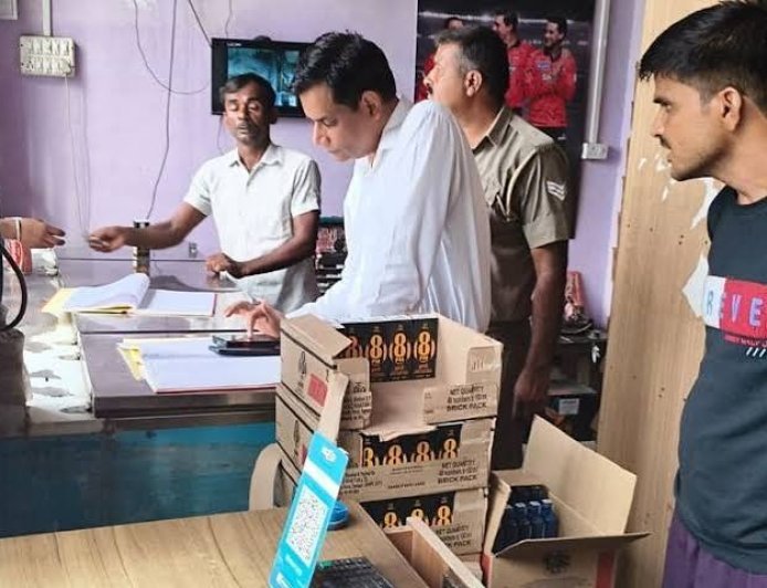 हाथरस में अवैध शराब के खिलाफ आबकारी विभाग की बड़ी कार्रवाई, कई संदिग्ध ठिकानों पर छापेमारी