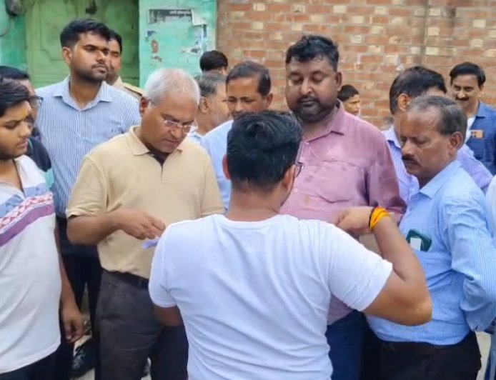 Sanbhal: लक्ष्मी नारायण मंदिर टाइल्स विवाद में नया मोड़, हाईकोर्ट के स्टे के बीच 9 संपत्तियों का प्रशासनिक सत्यापन शुरू