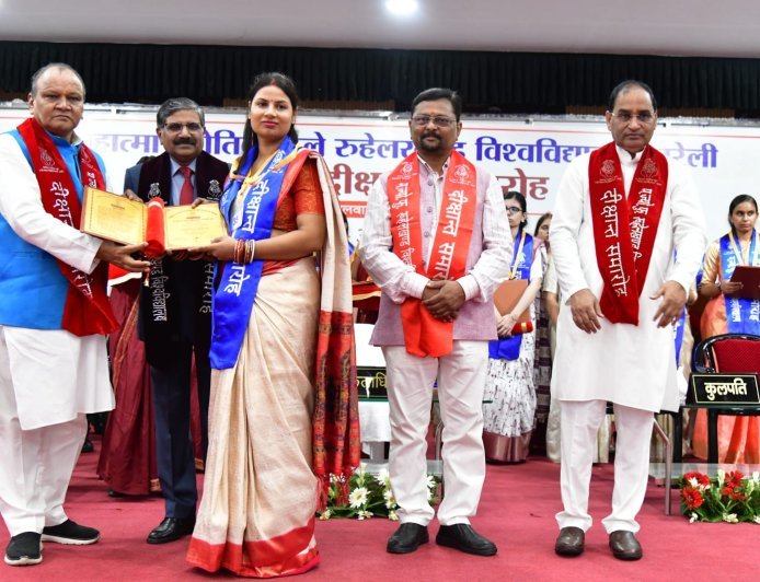 सम्भल की बेटी मनिका प्रीति पाण्डेय ने रूहेलखण्ड विश्वविद्यालय में टॉप कर जीता गोल्ड मेडल, जिले का नाम किया रोशन