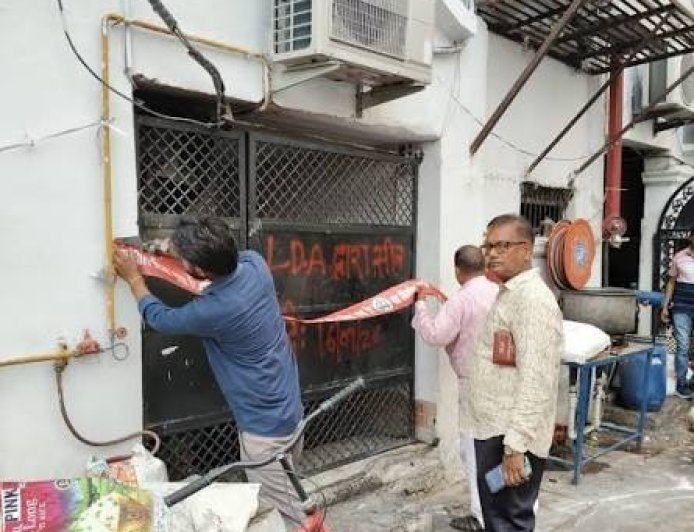 लखनऊ के अलीगंज में एलडीए की बड़ी कार्रवाई, बिना नक्शा पास बने अवैध हॉस्टल को किया सील