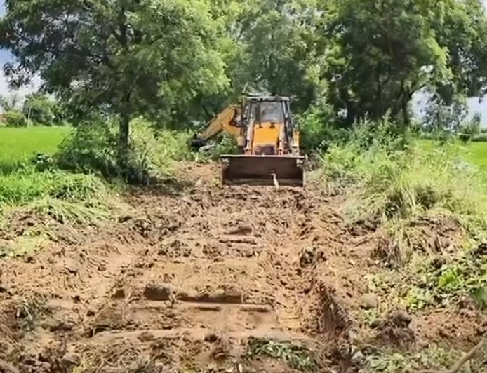Sambhal: 7 किलोमीटर लंबी 'गुम' महिष्मती नदी को मिलेगा नया जीवन, जेसीबी से शुरू हुआ पुनरुद्धार अभियान