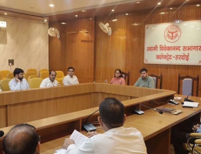 Hardoi: किसानों को समय पर मिले उर्वरक, कालाबाजारी पर होगी कड़ी कार्रवाई: डीएम अनुनय झा