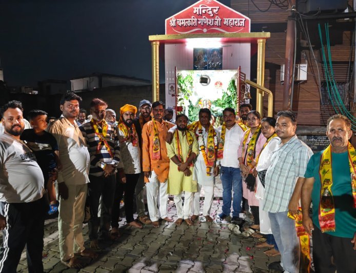हाथरस के चमत्कारी गणेश मंदिर में हरियाली तीज पर सजा भव्य फूल बंगला, 51 दीपों से हुई महाआरती