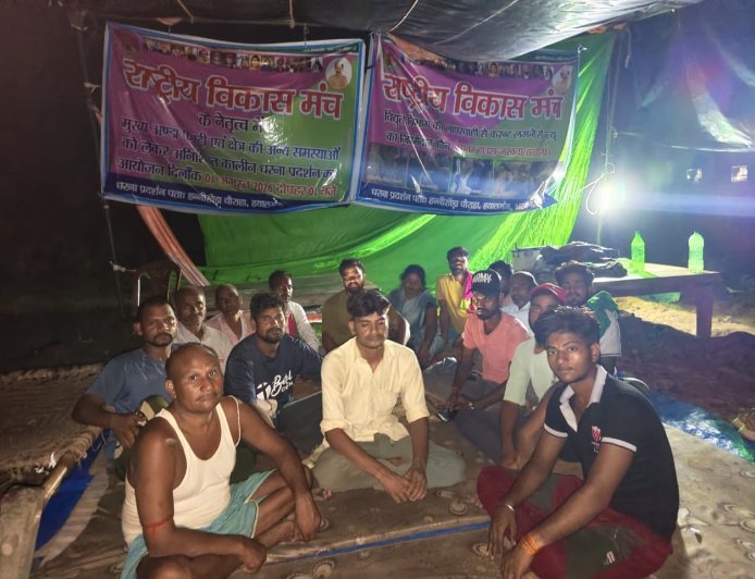 Atrauli Hardoi Egg Factory Controversy: अतरौली में एफआईआर के बाद भी जारी है अंडा फैक्ट्री के खिलाफ प्रदर्शन, राष्ट्रीय विकास मंच डटा
