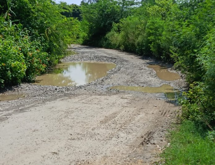 Sandila Road Issue: संडीला में जर्जर सड़क से बढ़ी ग्रामीणों की परेशानी, आलमपुर-खखरा मार्ग पर हादसों का खतरा