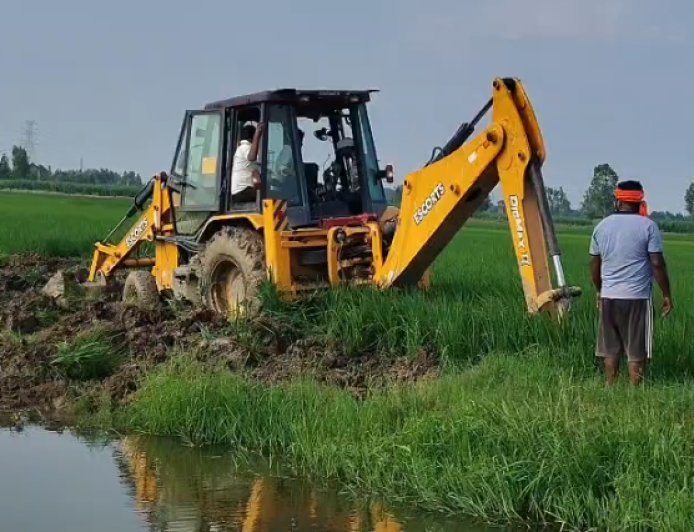 सम्भल के बाद चन्दौसी में बुलडोजर का बड़ा एक्शन, 137 बीघा झील-तालाब की सरकारी जमीन कब्जा मुक्त
