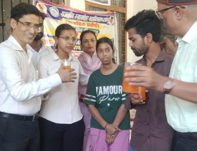 बाजपुर पीजी कॉलेज में नए विषयों की मांग को लेकर चल रही भूख हड़ताल समाप्त, जूस पिलाकर तोड़ा अनशन