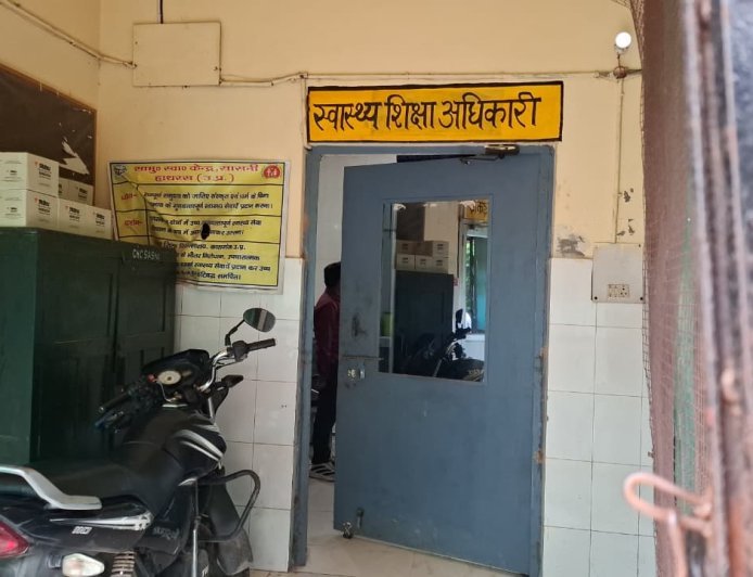 हाथरस: सासनी सीएचसी में वित्तीय गड़बड़ी की जांच करने पहुंची लखनऊ की टीम, शिकायतकर्ता ने निष्पक्षता पर उठाए सवाल