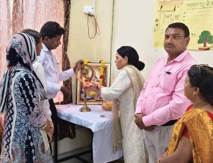 हाथरस: ग्राम पंचायतों की आय बढ़ाने के लिए पंचायत सचिवों और सहायकों को दिया गया प्रशिक्षण
