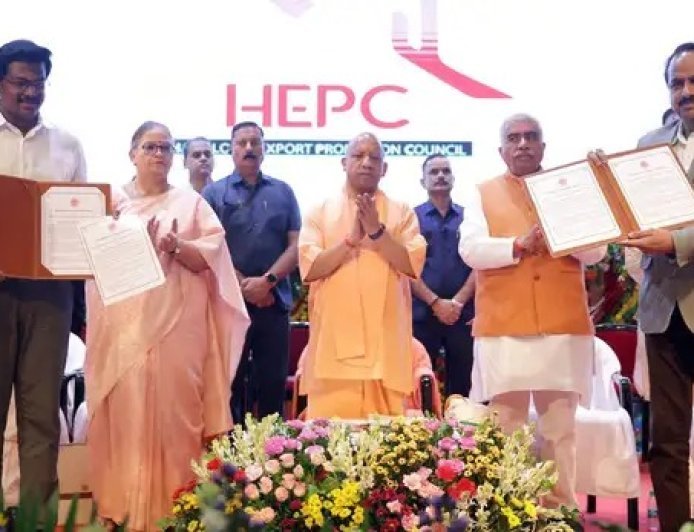 राष्ट्रीय हथकरघा दिवस पर मुख्यमंत्री योगी आदित्यनाथ ने उत्कृष्ट बुनकरों को किया सम्मानित, कई व्यापारिक समझौते हुए