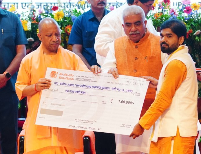 यूपी में 30 लाख लोगों की आजीविका का सहारा बना हथकरघा उद्योग, मुख्यमंत्री योगी आदित्यनाथ ने दी बड़ी सौगात
