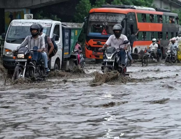 Delhi NCR Heavy Rain: दिल्ली में बारिश ने तोड़ा 15 सालों का रिकॉर्ड, जलमग्न हुईं सड़कें और फिर जारी हुआ अलर्ट 