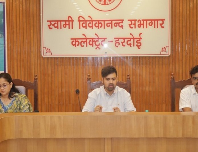 Hardoi: पौधों की सुरक्षा और पर्यावरण संरक्षण सर्वोच्च प्राथमिकता, डीएम अनुनय झा ने दिए प्रभावी कार्यवाही के निर्देश