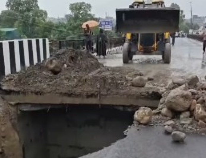 Uttarakhand PWD Action: टोंस नदी पुल की एप्रोच रोड टूटने पर शासन का बड़ा प्रहार, PWD के तीन इंजीनियर निलंबित