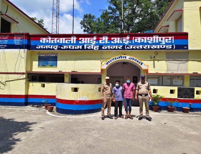 काशीपुर में थाना परिसर के अंदर आपस में भिड़े दो युवक, पुलिस ने शांति भंग में किया चालान