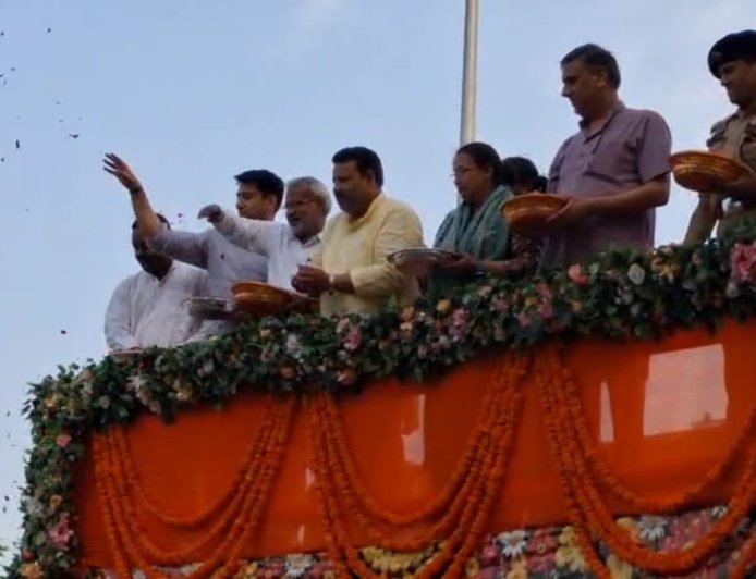 हाथरस में कांवड़ियों पर हुई पुष्पवर्षा, जन प्रतिनिधियों और प्रशासनिक अधिकारियों ने किया स्वागत