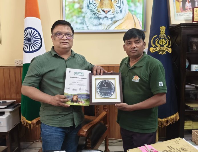 नरेश कुमार लोधी को डब्ल्यूडब्ल्यूएफ इंडिया का विशिष्ट सेवा सम्मान, पीलीभीत टाइगर रिजर्व में डीएफओ ने सौंपा पुरस्कार