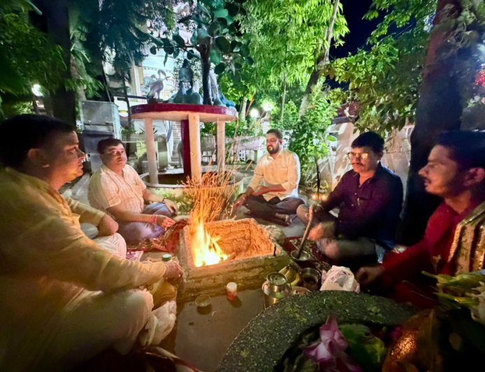 हरदोई: आबकारी मंत्री नितिन अग्रवाल के जन्मदिन पर बाँके बिहारी सेवा समिति ने किया फल वितरण और हवन-पूजन