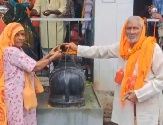 Kanwar Yatra 2026: 85 साल के बुजुर्ग चंदर ने 250 किमी पैदल चलकर उठाई कांवड़, भक्ति की मिसाल