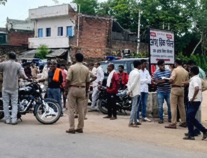 Sitapur News: सीतापुर-हरदोई मार्ग पर भीषण सड़क हादसा, स्कूटी और ट्रैक्टर-ट्रॉली की टक्कर में तीन घायल