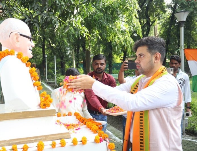 Hardoi: स्वतंत्रता दिवस पर कलेक्ट्रेट में शान से लहराया तिरंगा, बच्चों ने दी मनमोहक सांस्कृतिक प्रस्तुतियां