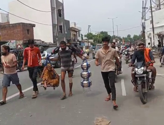Hathras: अनोखी कांवड़ यात्रा: कंधों पर एक ओर कलश, दूसरी ओर दादी को लेकर निकला राजीव
