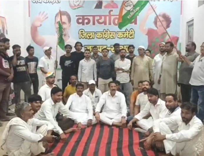 राहुल गांधी के धरने का असर! छात्रों की मांग पर FIR दर्ज, सम्भल कांग्रेस ने दी बड़े आंदोलन की चेतावनी